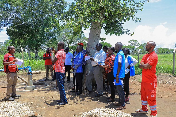 Rotkreuzler spricht vor Gruppe in Uganda