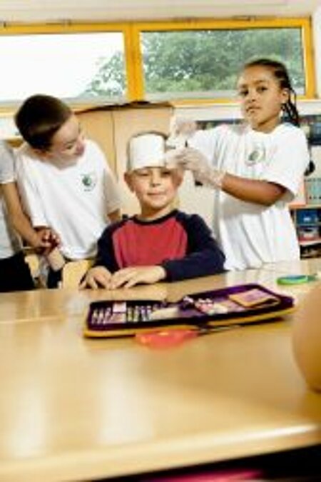 Kinder in der Ludwig-Schwamb Grundschule in Mainz üben Erste Hilfe.