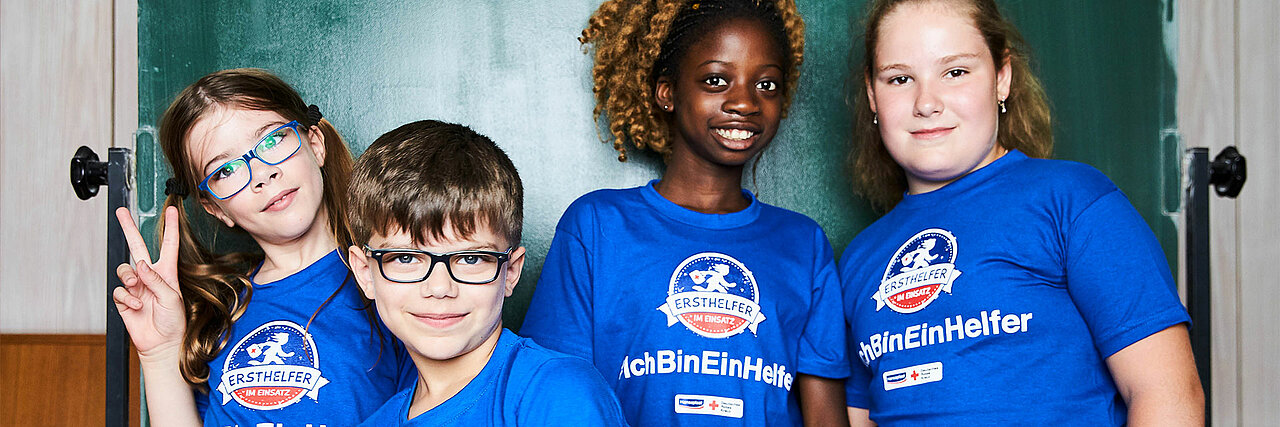 Kinder mit T-Shirts von Hansaplast
