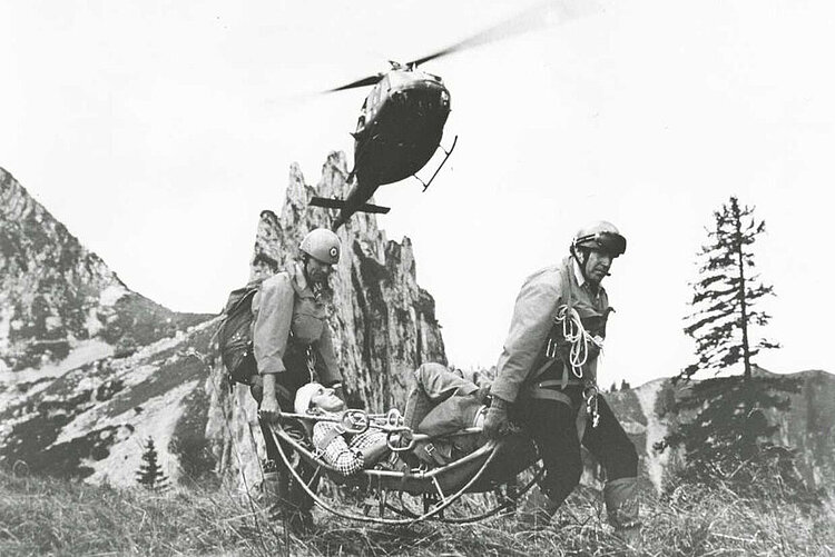 Retter der Bergwacht mit einem Hubschrauber der Luftwaffe aus dem bayerischen Penzing (DRK)