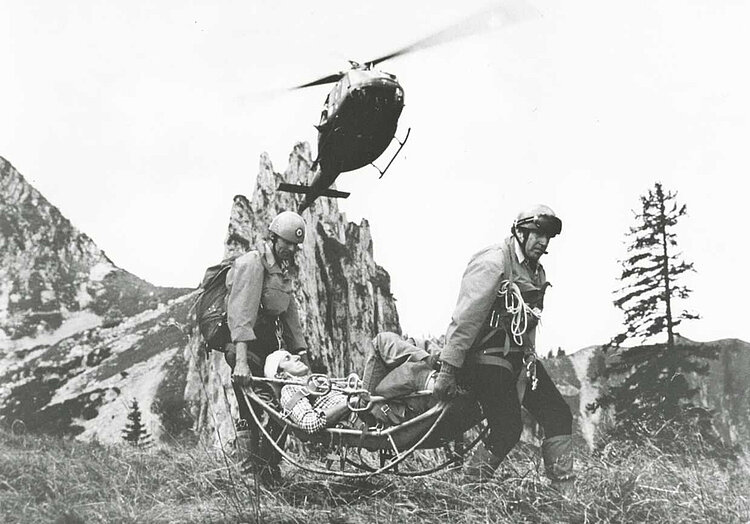 Retter der Bergwacht mit einem Hubschrauber der Luftwaffe aus dem bayerischen Penzing (DRK)