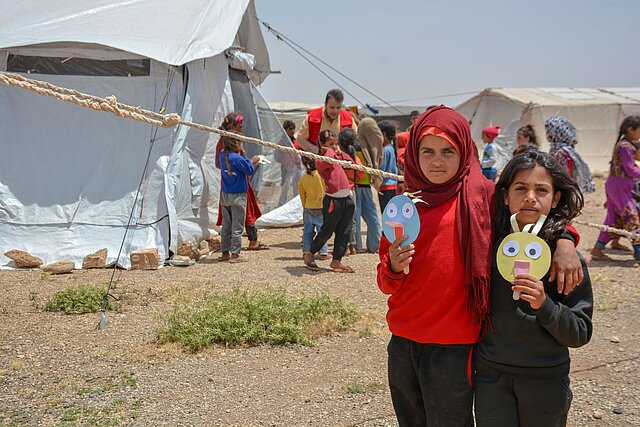 Zwei Mädchen im Flüchtlingslager in Syrien