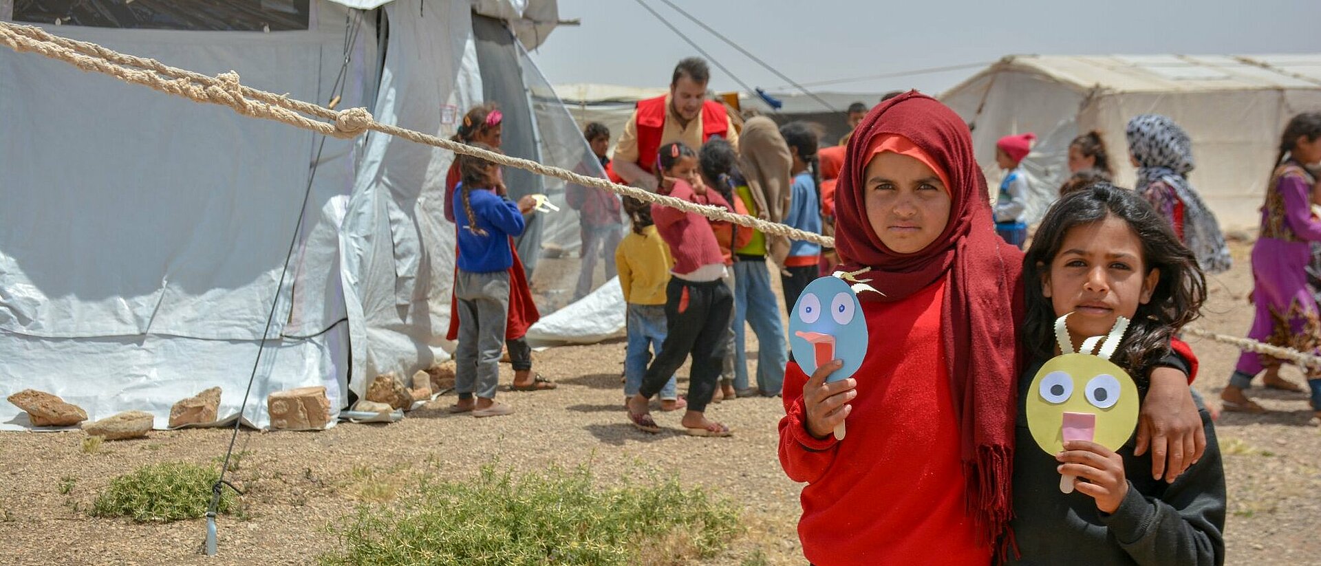 Zwei Mädchen im Flüchtlingslager in Syrien