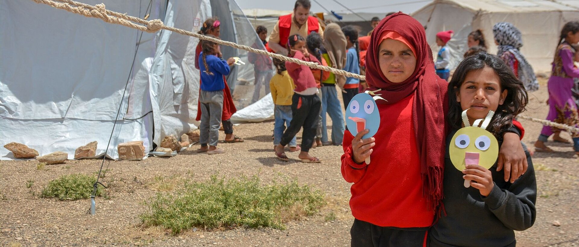 Zwei Mädchen im Flüchtlingslager in Syrien