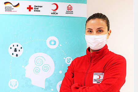 Portrait einer türkischen Rothalbmond-Mitarbeiterin vor Plakat