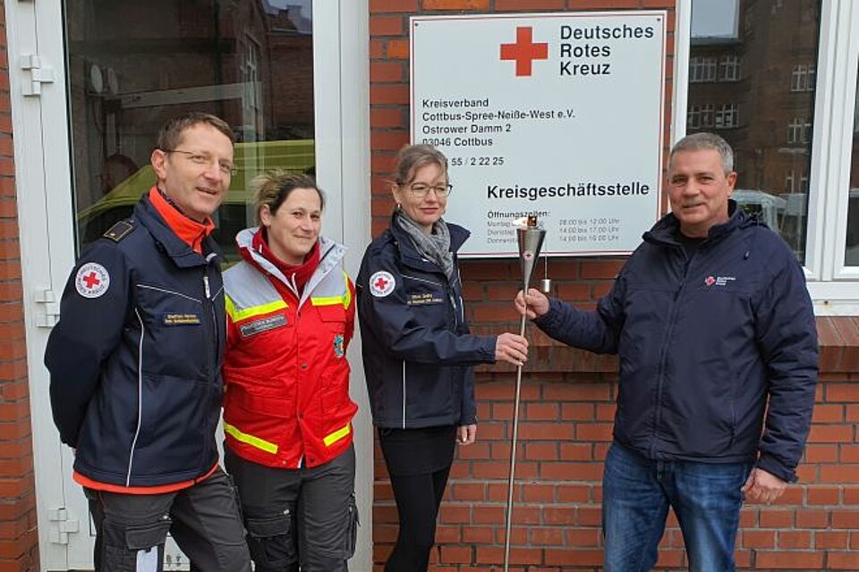 Übergabe der DRK-Fackel vom KV Lausitz and den KV Cottbus