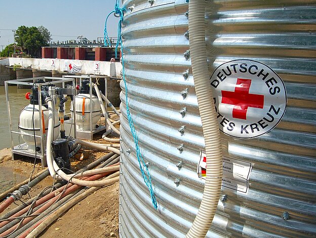 Tank und Pumpen am Fluss