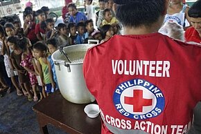 Das Philippinische Rote Kreuz verteilt Mahlzeiten an Betroffene des Taifun