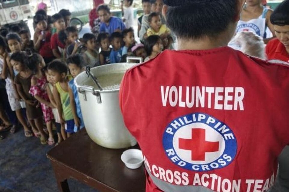 Das Philippinische Rote Kreuz verteilt Mahlzeiten an Betroffene des Taifun