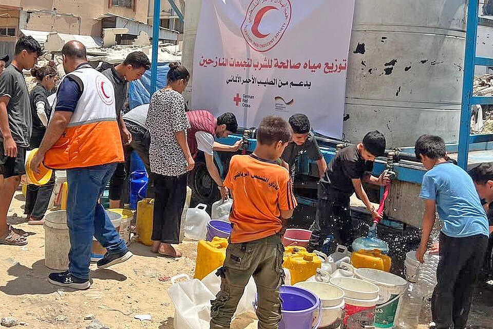 Zivilbevölkerung im Gazastreifen an Ausgabstelle für Trinkwasser 