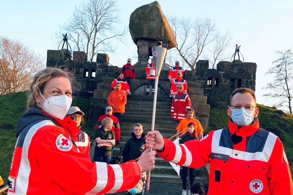 Ehrenamtliche des DRK KV Albersdorf mit der DRK-Fackel