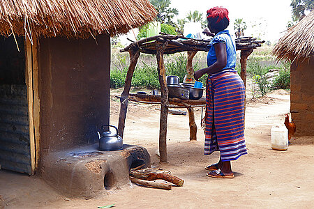 Uganda: Frau arbeitet in einer Außenküche des Flüchtlingslagers