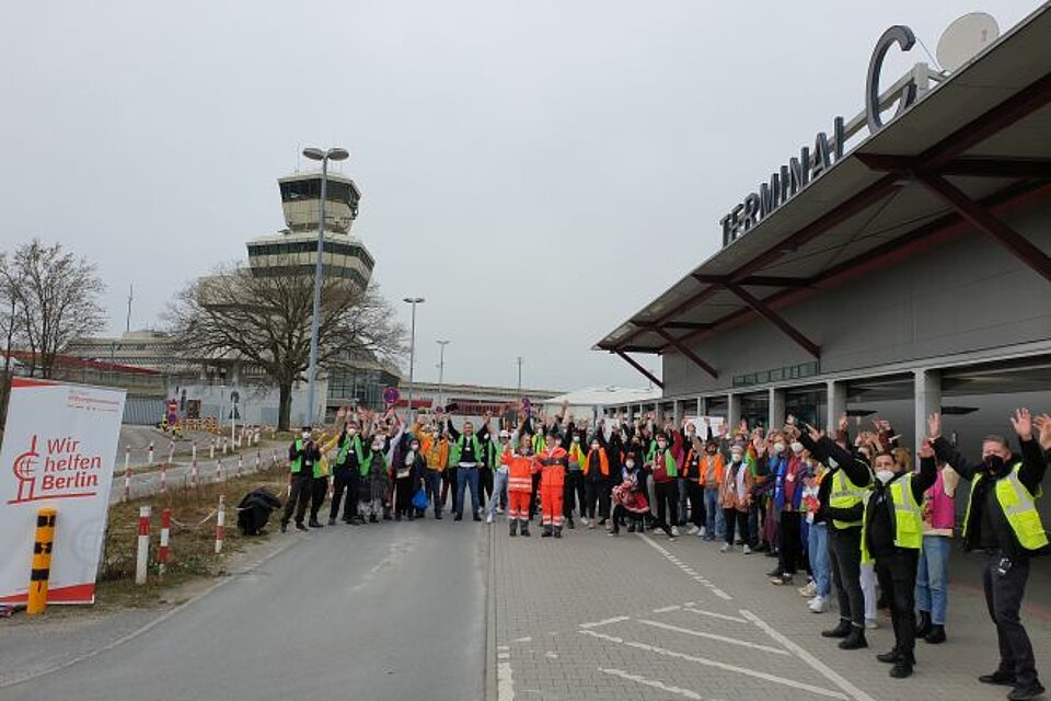 DRK-Fackel am Impfzentrum Tegel mit Ehrenamtlichen des LV Berlin