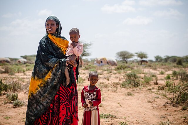 Frau mit Kindern in Somalia 