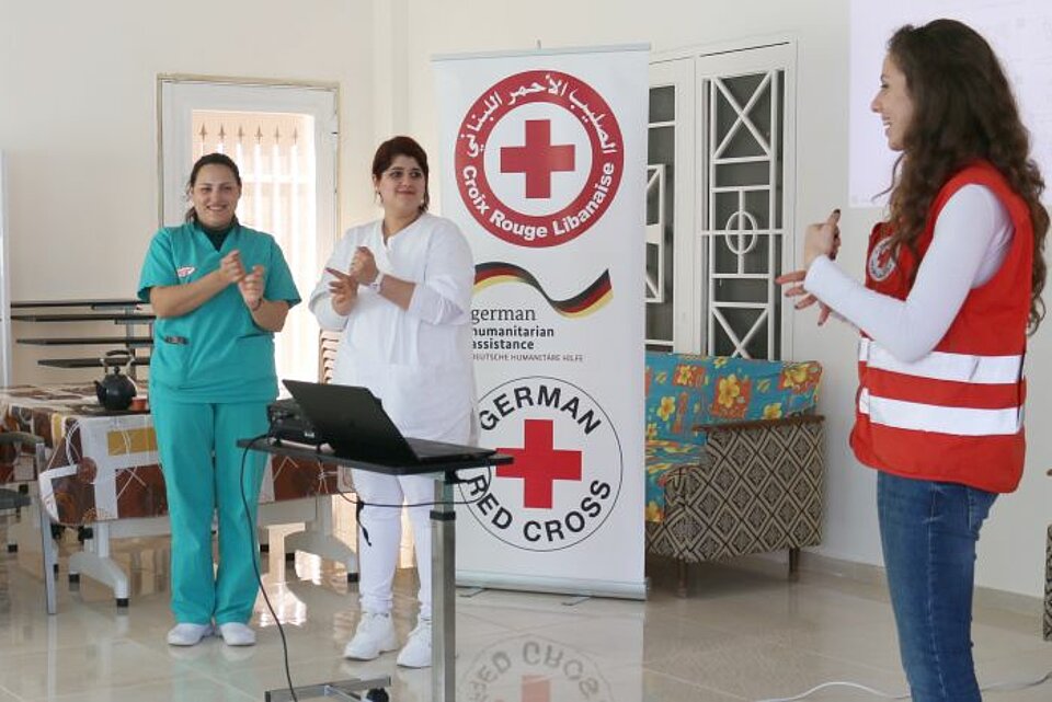 Eine Mitarbeiterin des Libanesischen Roten Kreuzes führt in einer Hygiene-Schulung in einem Krankenhaus richtiges Händewaschen vor.