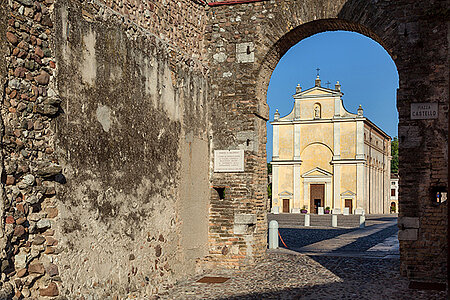 Blick auf Schlossplatz von Solferino durch Tor 