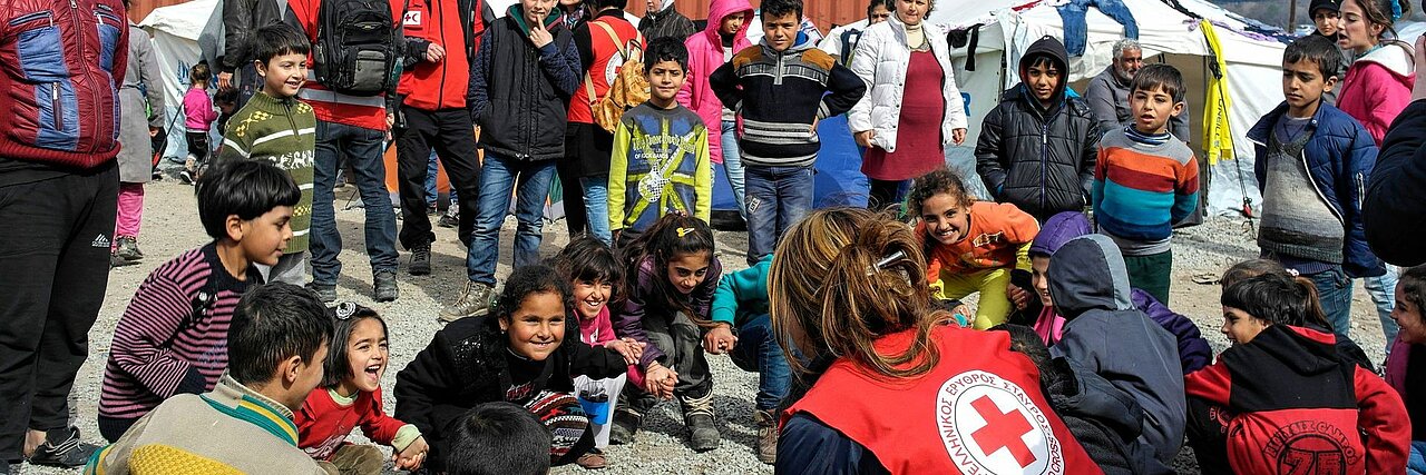 Kindergruppe mit Rotkreuzhelferin