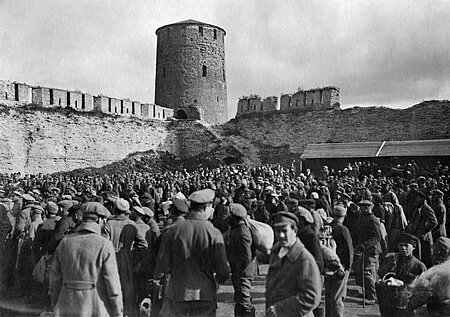 Nach dem Frieden von Brest-Litowsk treffen deutsche Kriegsgefangene in der Festung Ivangorod im estnischen Narwa ein, die als Transitlager dient (IKRK)