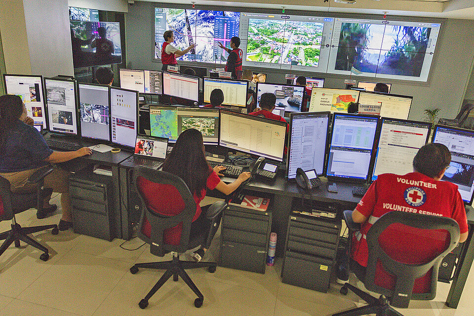 Mitarbeiter des Philippinischen Roten Kreuzes im Headquarter in Manila 