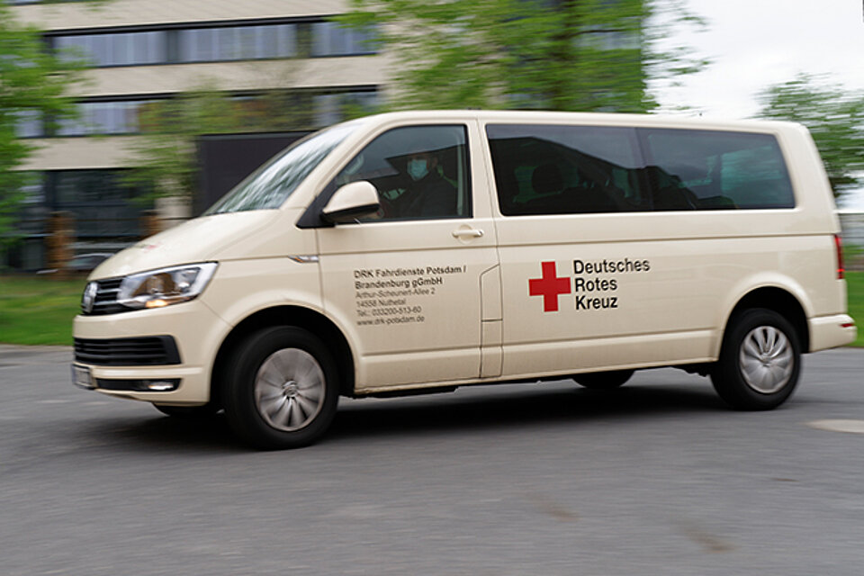 DRK-Einsatzwagen unterwegs mit mobilem Impfteam