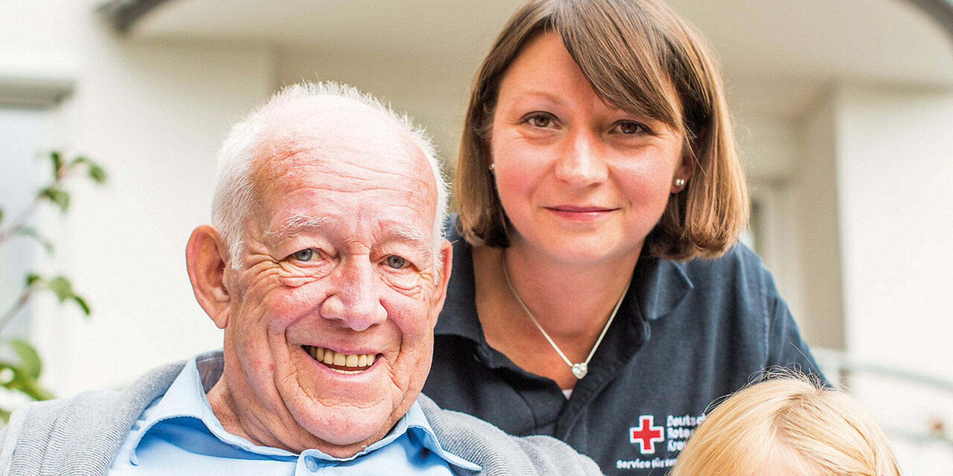 Foto: Ein Senior, ein Mädchen und eine Frau