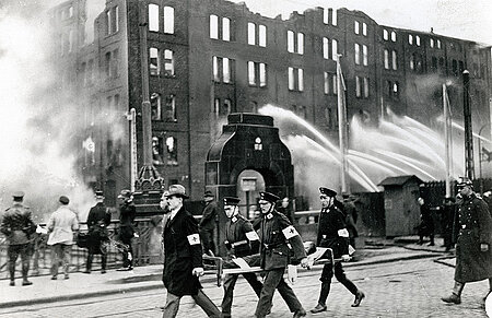 Sanitäter helfen 1930 beim Großbrand im Duisburger Hafen