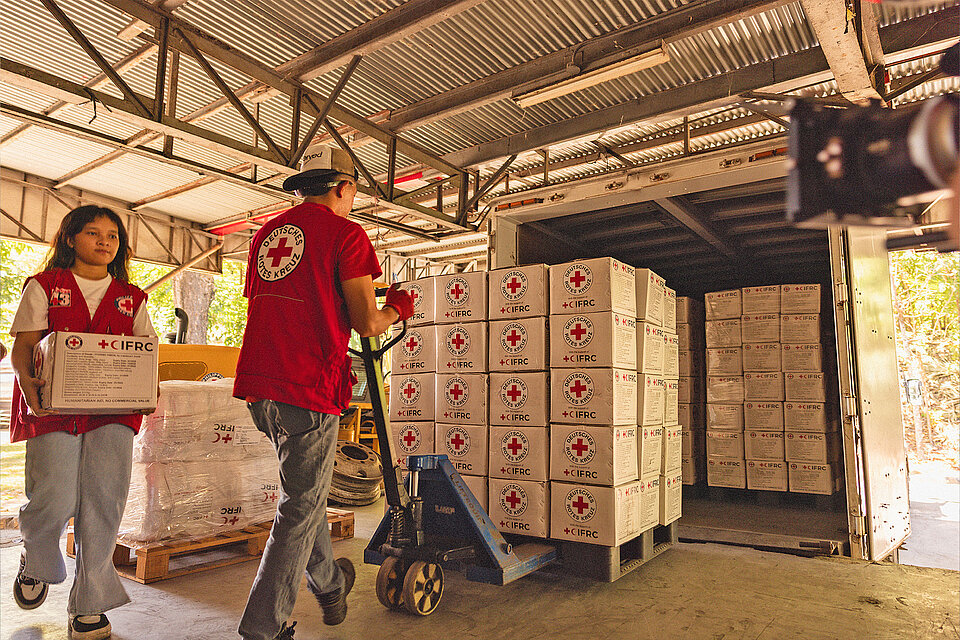 Rotkreuz-Mitarbeiter im Logistikzentrum auf den Philippinen