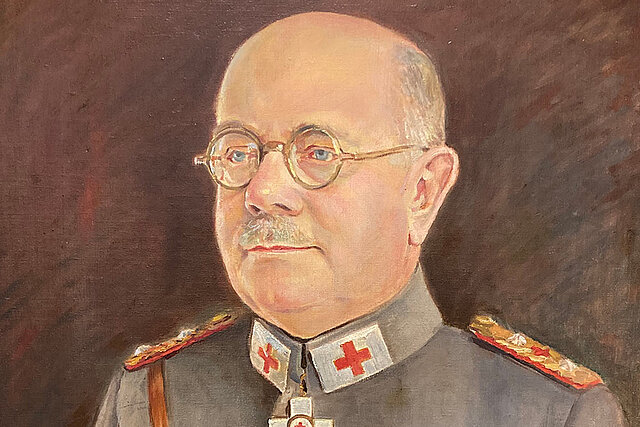 Sanne in Rotkreuz-Uniform mit Rot-Kreuz-Medaille