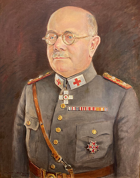 Sanne in Rotkreuz-Uniform mit Rot-Kreuz-Medaille