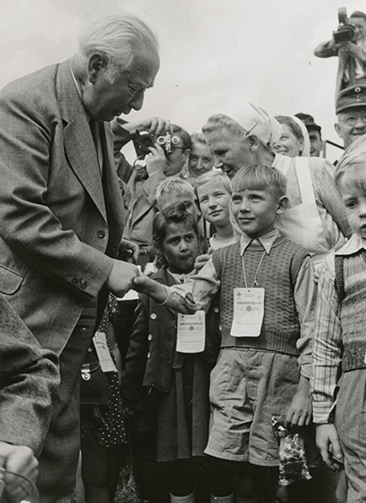 Bundespräsident Theodor Heuss begrüßt Berliner Kinder, die im Rahmen der ersten "Kinderluftbrücke" ihre Ferien in Westdeutschland verbringen können (Helmut Koch/ DRK)