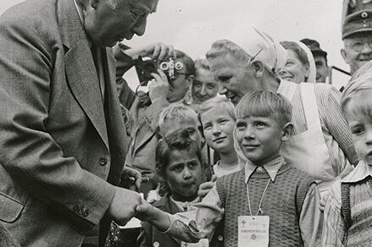 Bundespräsident Theodor Heuss begrüßt Berliner Kinder, die im Rahmen der ersten "Kinderluftbrücke" ihre Ferien in Westdeutschland verbringen können (Helmut Koch/ DRK)
