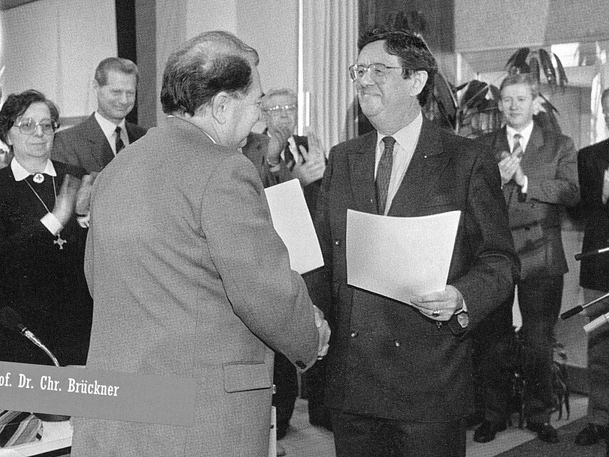 40. Bundesversammlung des DRK 09.11.1990 DRK-Präsidenten gratulieren sich