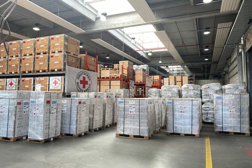DRK-Logistikzentrum Schönefeld - Hilfstransport für die ukrainische Bevölkerung / Foto DRK