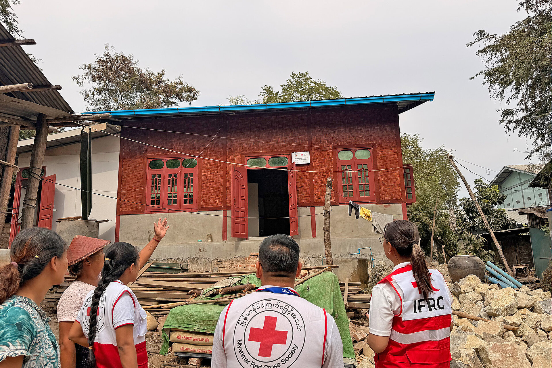 Rotes Kreuz unterstützt beim Bau von Unterkünften in Myanmar 