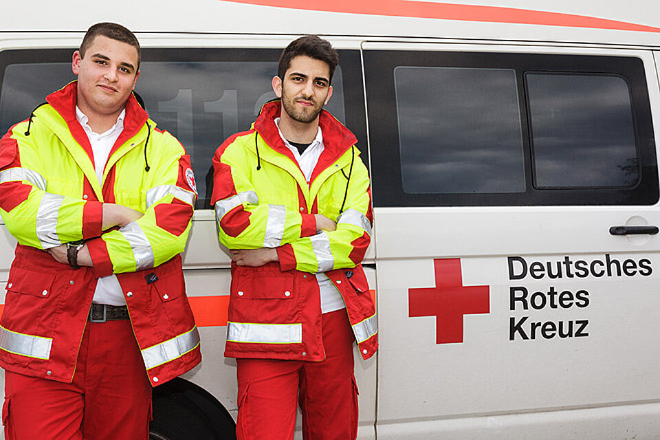 Zwei FSJler vor einem Rettungswagen