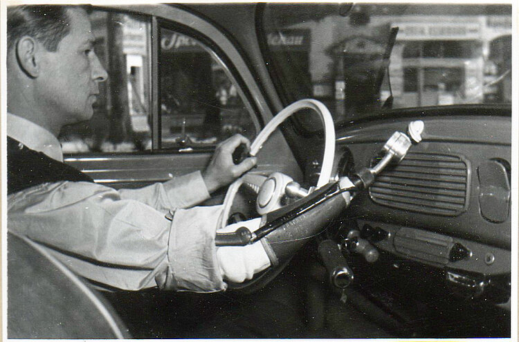 Ein Fahrschüler versucht sich in einem umgebauten VW-Käfer (Rotkreuz-Museum Berlin e.V.)