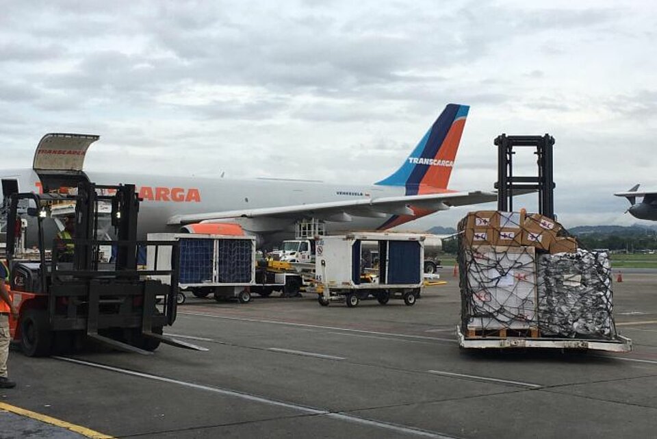 Flugzeug auf dem Rollfeld mit Hilfsgütern aus dem DRK Logistikzentrum in Panama