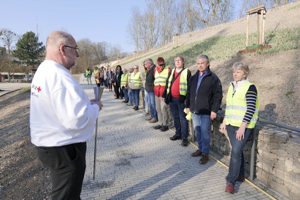 Ehrenamtliche des KV Göttingen-Northeim mit der DRK-Fackel