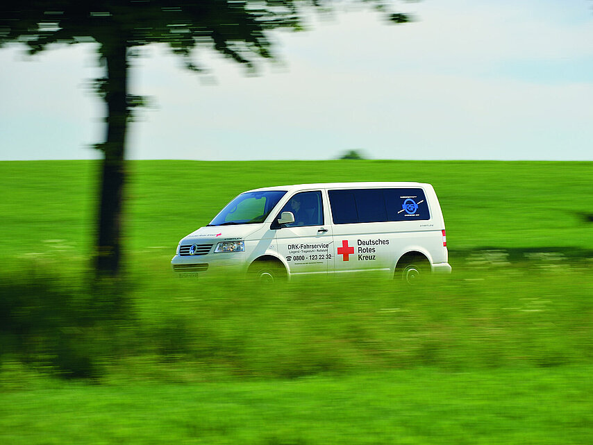 Fahrendes Auto auf Landstraße
