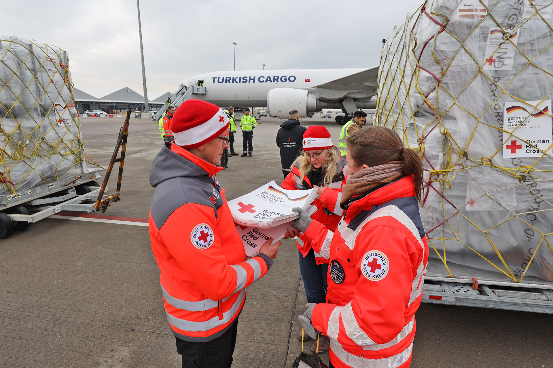 DRK-Mitarbeiter am Flughafen Leipzig vor Abflug des Hilfsfluges in die Türkei