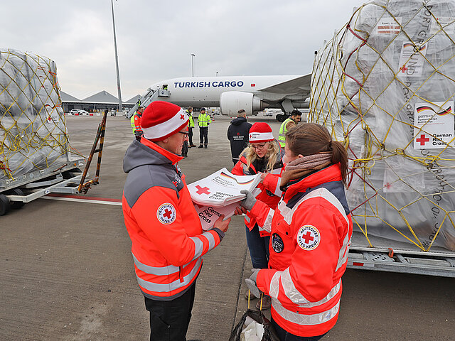 DRK-Mitarbeiter am Flughafen Leipzig vor Abflug des Hilfsfluges in die Türkei
