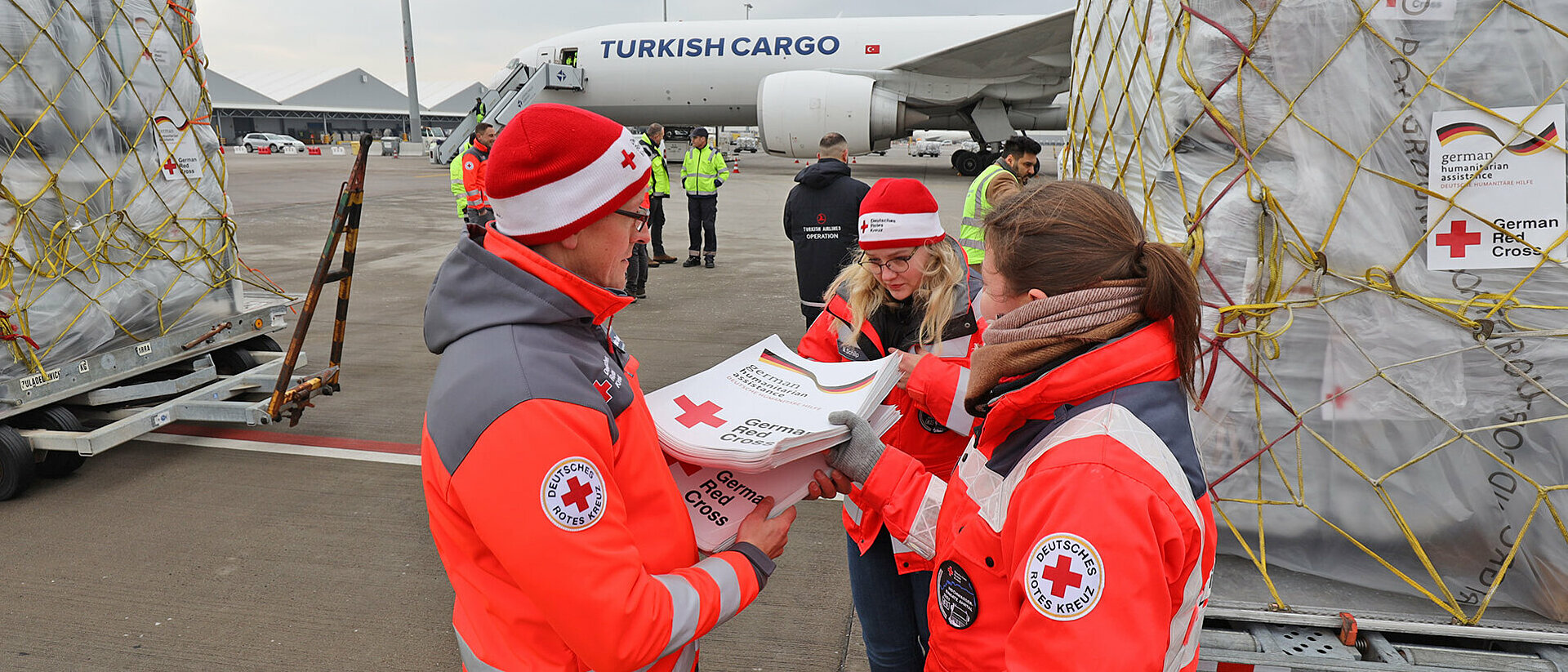 DRK-Mitarbeiter am Flughafen Leipzig vor Abflug des Hilfsfluges in die Türkei