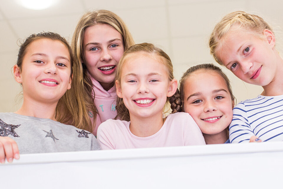 Foto: Fünf Mädchen lachen in die Kamera