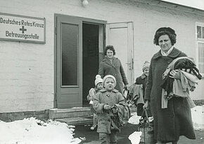 Familie vor der Betreuungsstelle im Lager Friedland
