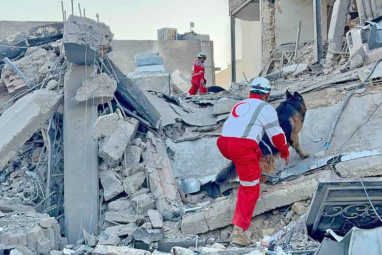 Iranischer Roter Halbmond im Rettungseinsatz 