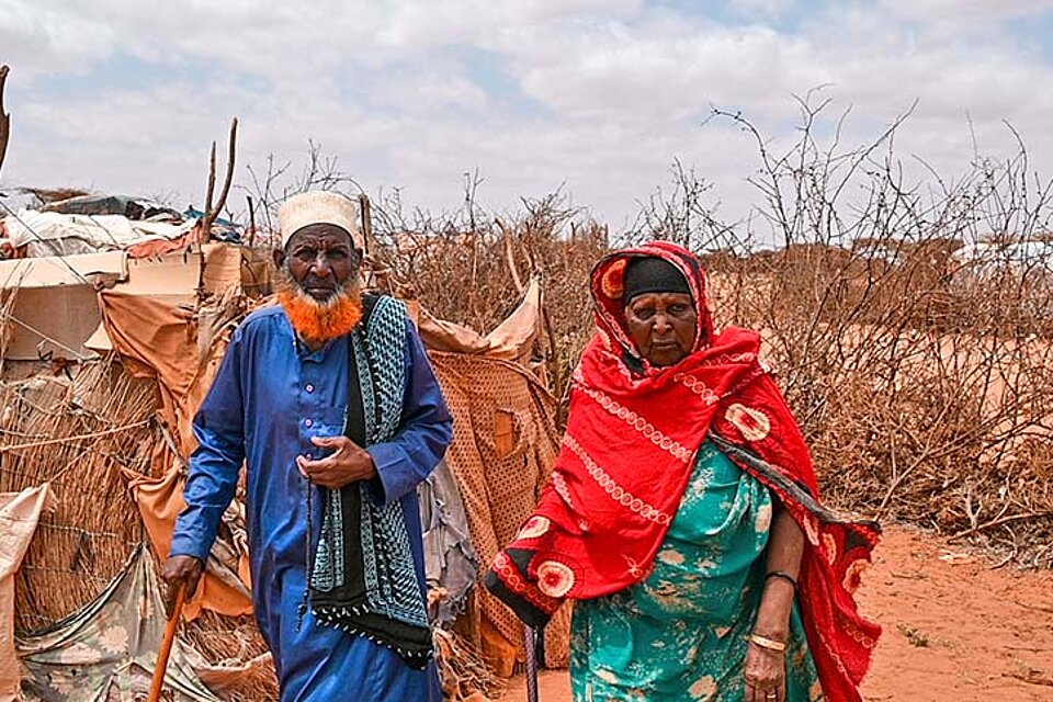 Somalisches Ehepaar vor karger Landschaft