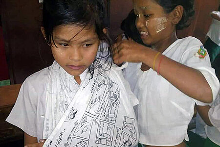 Foto: Zwei Mädchen aus Myanmar bei einer Erste-Hilfe-Übung