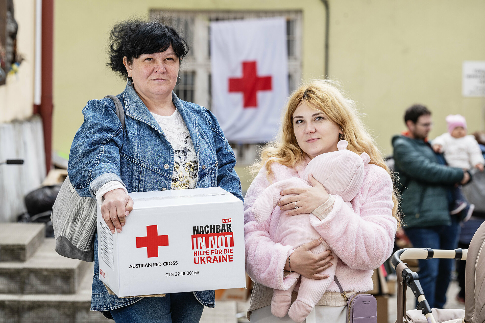 Zwei Frauen in der Ukraine mit Rotkreuz-Hilfspaket