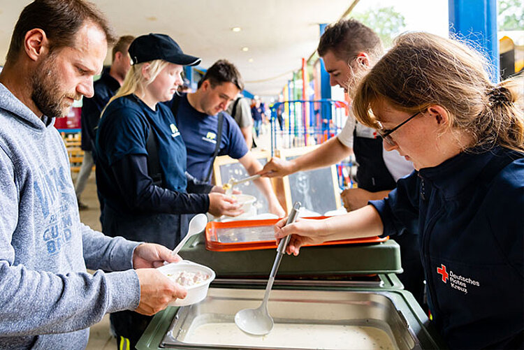 DRK gibt Essen aus nach der Flut