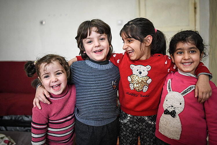 Lachende syrische Kinder in der Türkei